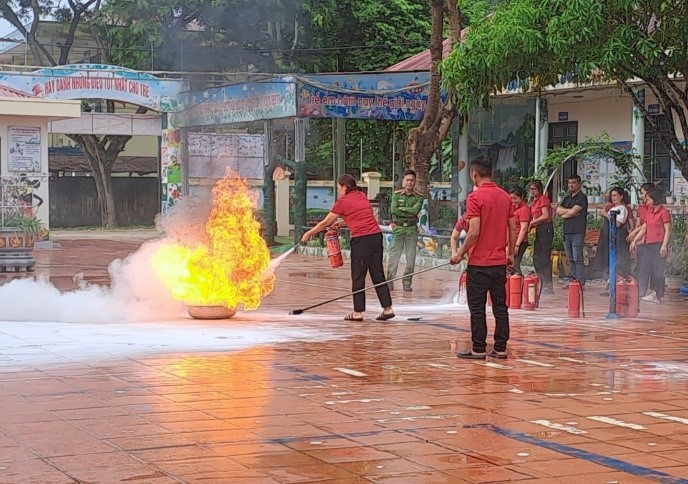 Giáo viên thực hành dập lửa.