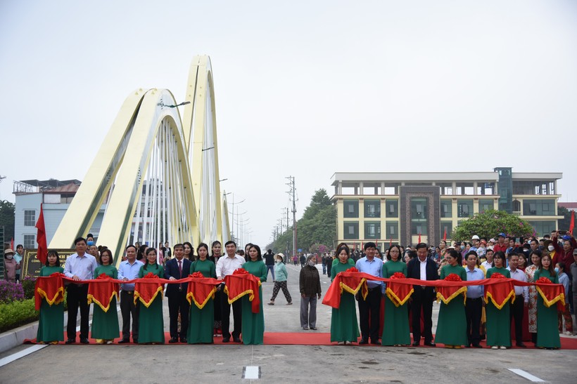 Các đại biểu dự và cắt băng thông xe cầu Thanh Bình.
