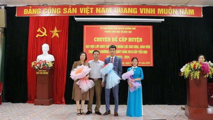 Cô Nguyễn Thị Chuyên (áo dài xanh) trong buổi thực hiện Chuyên đề cấp huyện về dạy học lớp ghép.
