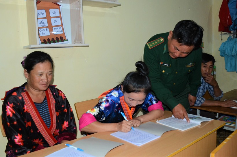 Cán bộ Đồn Biên phòng Si Pa Phìn tham gia dạy người dân học chữ.