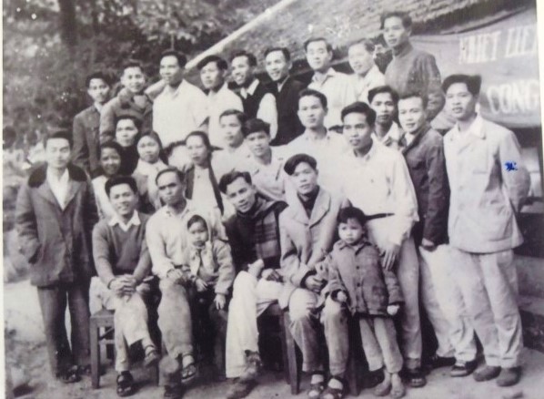 Những cán bộ, giáo viên đầu tiên của Ty Giáo dục Lai Châu trong buổi tổng kết công đoàn Văn phòng Ty vào tháng 12/1964 .Ảnh: NVCC.