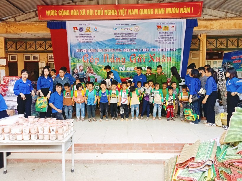 Trao tặng nhiều phần quà ý nghĩa cho học sinh xã Nam Phong, huyện Phù Yên.