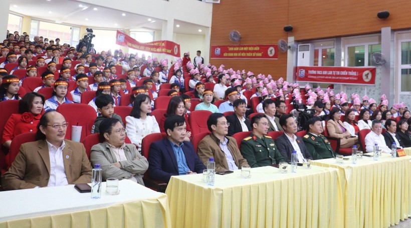 Các đại biểu cùng đông đảo học sinh trên địa bàn thành phố Điện Biên Phủ, huyện Điện Biên tham gia theo dõi.