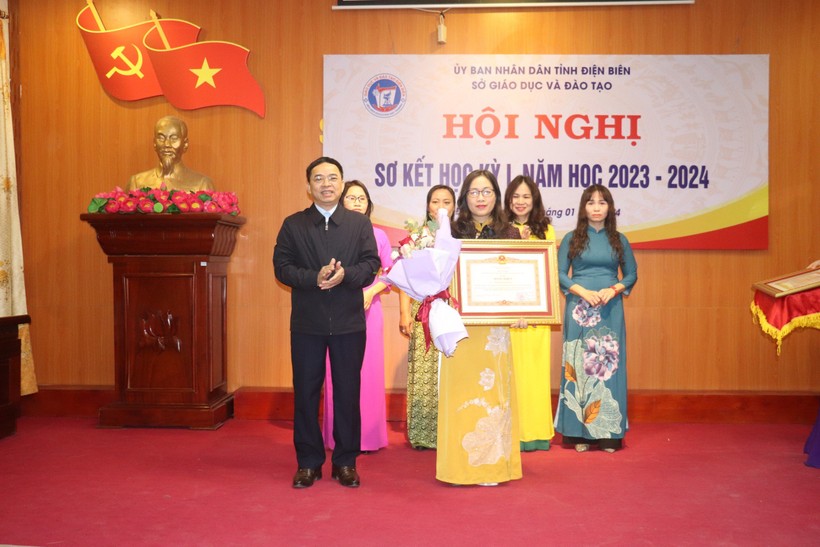 Ông Nguyễn Văn Đoạt - Giám đốc Sở GD&ĐT Điện Biên trao Bằng khen của Thủ tướng Chính phủ cho các cá nhân.