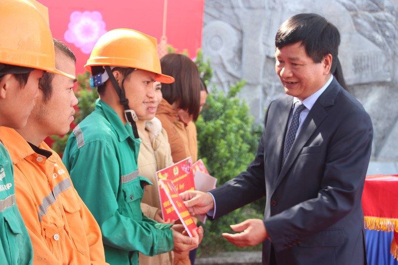 Ông Lê Thành Đô - Chủ tịch UBND tỉnh Điện Biên trao tặng quà động viên người lao động về quê đón Tết.