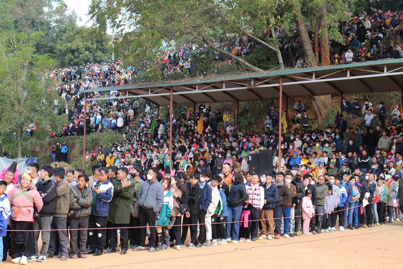 Hàng vạn người đổ dồn về sân vận động huyện xem Hội...