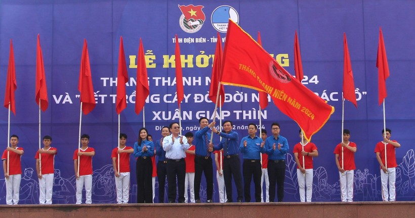 Nghi thức phất cờ phát lệnh khởi động Tháng Thanh niên năm 2024 trong tuổi trẻ toàn tỉnh Điện Biên.