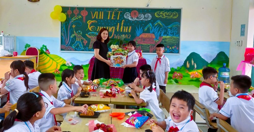 Cô Lê Thị Nga thăm, động viên học sinh trong dịp Tết Trung thu.