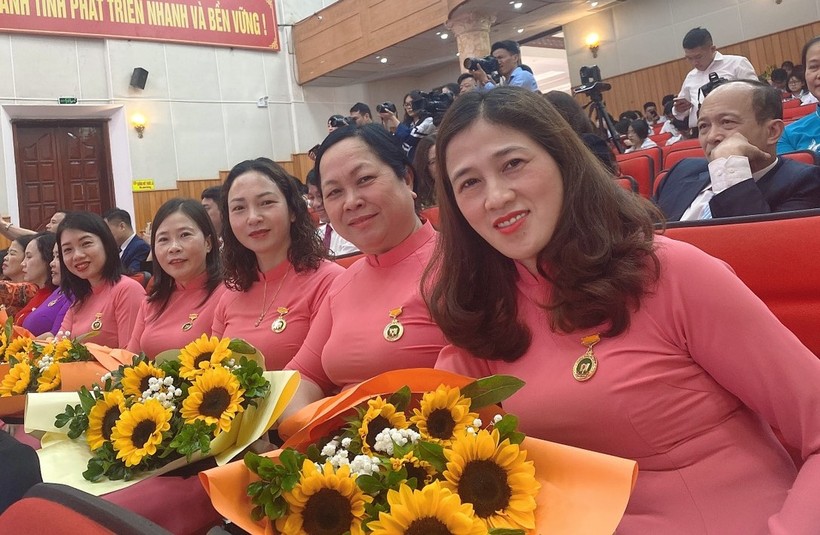 Cô Lê Thị Nga (ngoài cùng bên phải) chụp ảnh lưu niệm cùng đồng nghiệp tại lễ vinh danh.