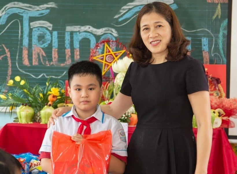 Cô Lê Thị Nga trao quà trung thu cho học sinh nhà trường.