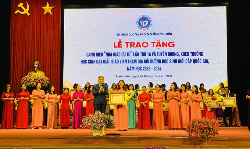 Thừa ủy quyền của Chủ tịch nước, ông Lò Văn Tiến - Phó Chủ tịch UBND tỉnh Điện Biên trao tặng danh hiệu Nhà giáo ưu tú cho cô Lê Thị Nga.