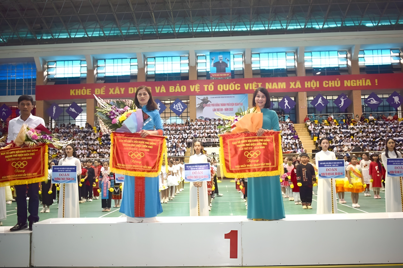 Cô Lê Thị Nga (đứng giữa) thay mặt tập thể nhà trường nhận Giải Nhất Hội khỏe phù đổng cấp thành phố.