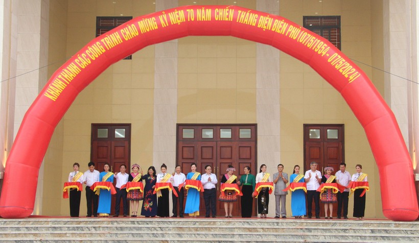 Cắt băng khánh thành công trình Trung tâm Hội nghị - Văn hóa huyện Mường Ảng.