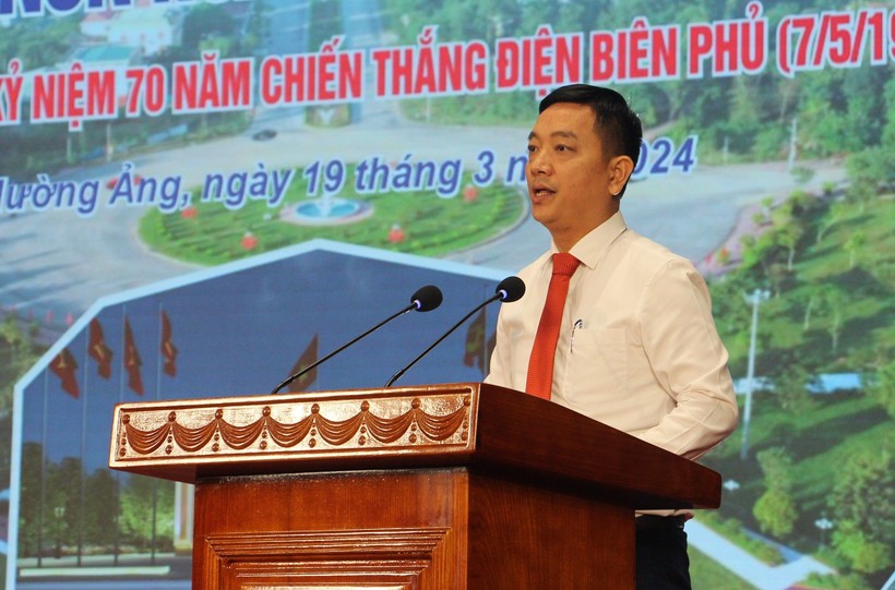 Ông Tô Trọng Thiện, Chủ tịch UBND huyện Mường Ảng phát biểu tại lễ khánh thành, bàn giao các công trình trọng điểm.