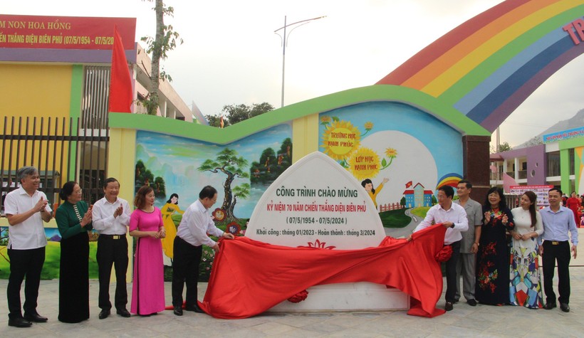 Các đại biểu chứng kiến lễ khánh thành công trình Trường Mầm non Hoa Hồng, thị trấn Mường Ảng.