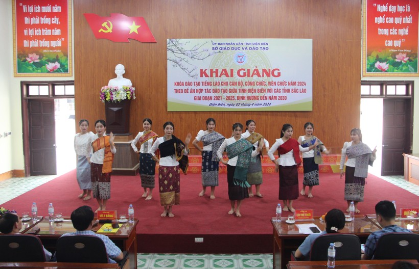 Lưu học sinh Lào biểu diễn các tiết mục văn nghệ tại lễ khai giảng.