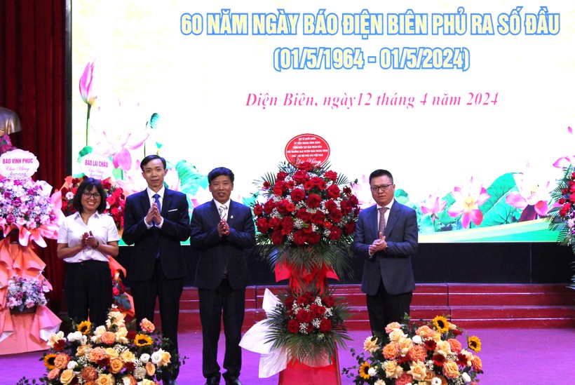 Ông Lê Quốc Minh tặng hoa chúc mừng Báo Điện Biên Phủ.