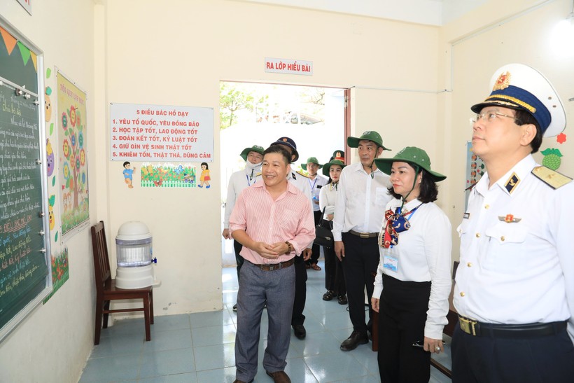 Thiếu tướng, Chuẩn đô đốc Hoàng Hồng Hà – Phó Tư lệnh Hải quân (ngoài cùng bên trái) cùng đoàn công tác thăm hỏi thầy trò nhà trường tại huyện đảo Trường Sa (Ảnh: Quang Thái).