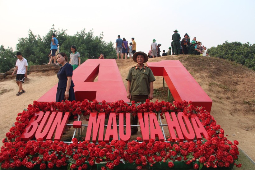 Du khách tranh thủ lưu giữ những khoảnh khắc đáng nhớ khi đến thăm Điện Biên.