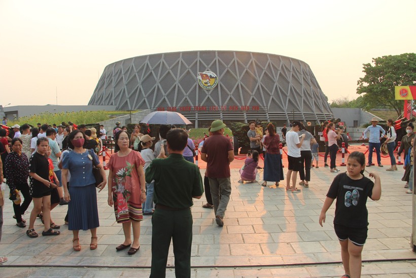 Bảo tàng Chiến thắng Điện Biên Phủ luôn đông du khách.