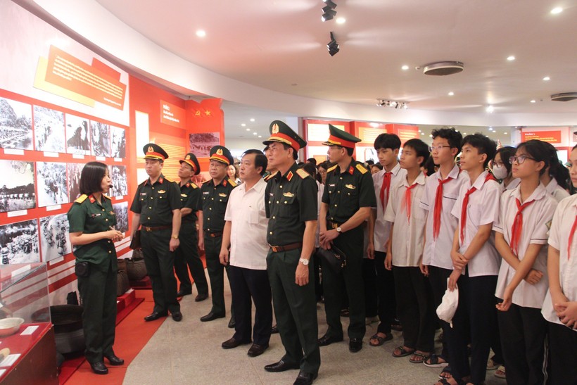 Các đại biểu cùng học sinh tham quan trải nghiệm tại Bảo tàng Chiến thắng Điện Biên Phủ.