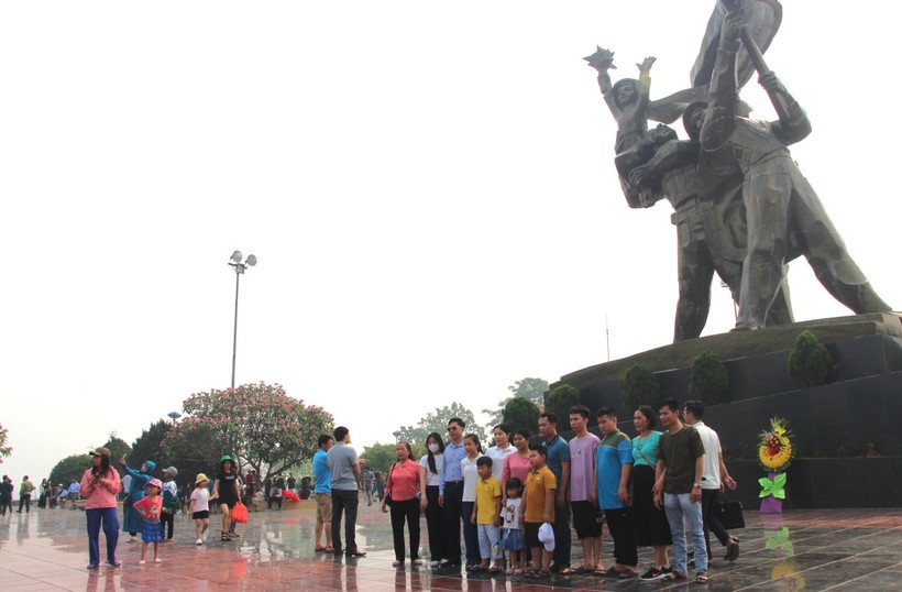 Trên tượng đài chiến thắng Điện Biên Phủ.
