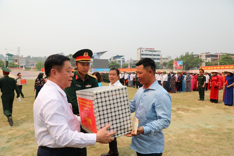 Ông Nguyễn Trọng Nghĩa (áo trắng) thăm hỏi, tặng quà động viên các lực lượng tham gia luyện tập phục vụ cho kỷ niệm 70 năm Chiến thắng Điện Biên Phủ.