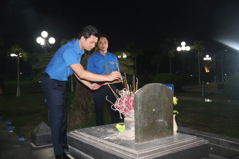 Lãnh đạo Trung ương Đoàn TNCS Hồ Chí Minh thắp những nén tâm nhang trước phần mộ các Anh hùng liệt sỹ.