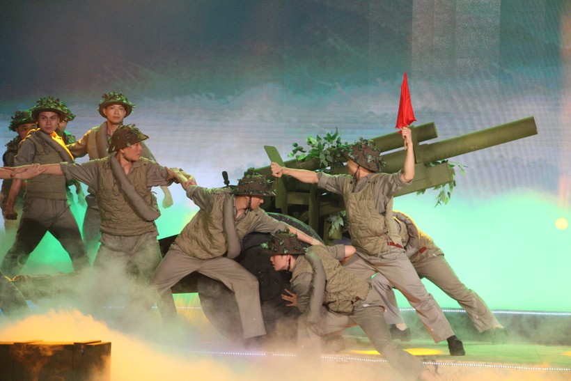 Chương trình nghệ thuật “hò kéo pháo” tại điểm cầu Điện Biên.