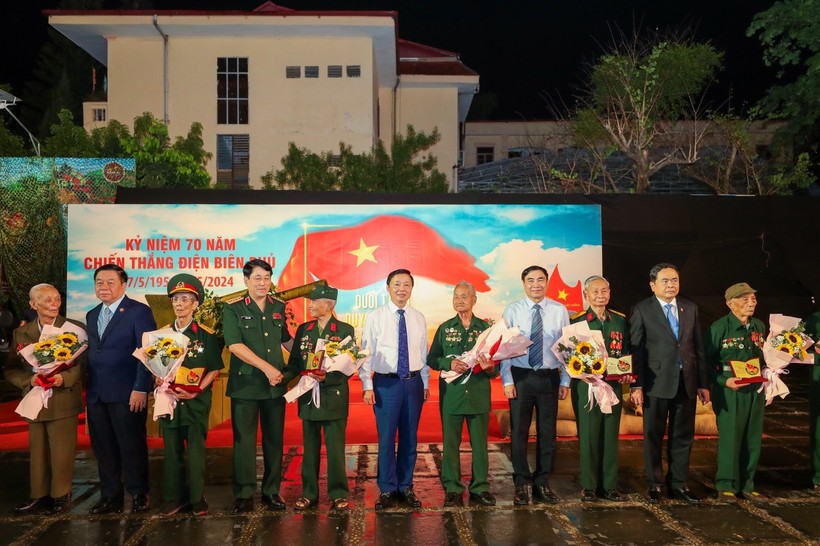 Tặng kỷ niệm chương cho các cựu chiến sĩ Điện Biên, thanh niên xung phong, dân công hỏa tuyến tham gia Chiến dịch Điện Biên Phủ.