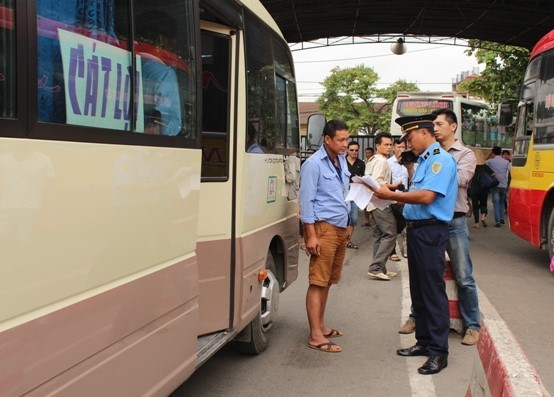 Thanh tra Sở GTVT Hà Nội xử lý xe khách vi phạm đón, trả khách.