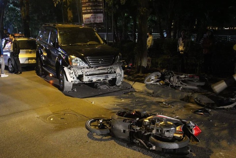 Hiện trường vụ nữ tài xế Lexus gây tai nạn liên hoàn ở Hà Nội.