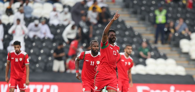 Oman vào vòng 16 đội nhờ bàn thắng trong phút bù giờ cuối cùng.