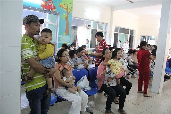 Tại Đà Nẵng, nhiều ông bố bà mẹ mệt mỏi xếp hàng, chờ đợi để có suất tiêm văc-xin 6 trong 1 cho con. Ảnh: Thanh Trần.