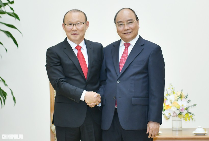 Thủ tướng Nguyễn Xuân Phúc tiếp HLV Park Hang-seo. Ảnh: VGP/Quang Hiếu.