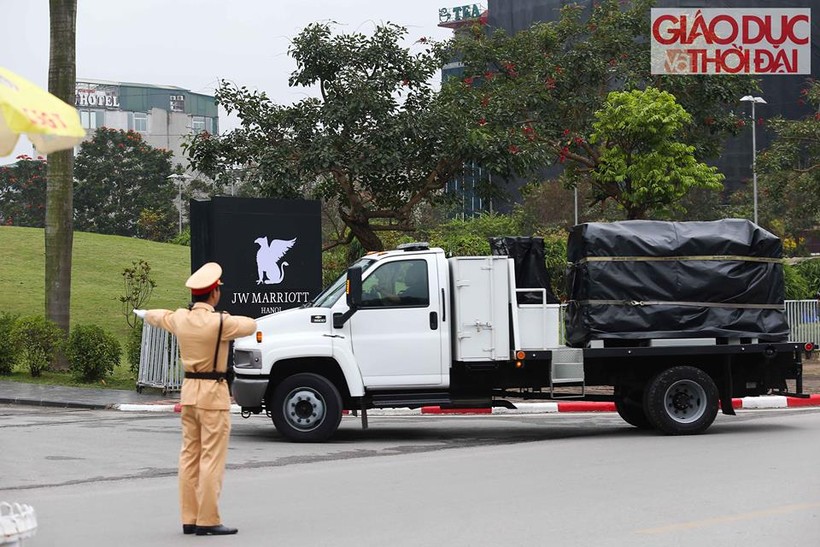 Cận cảnh đoàn xe chở mật vụ Mỹ cùng nhiều thiết bị "cập bến" khách sạn Hà Nội