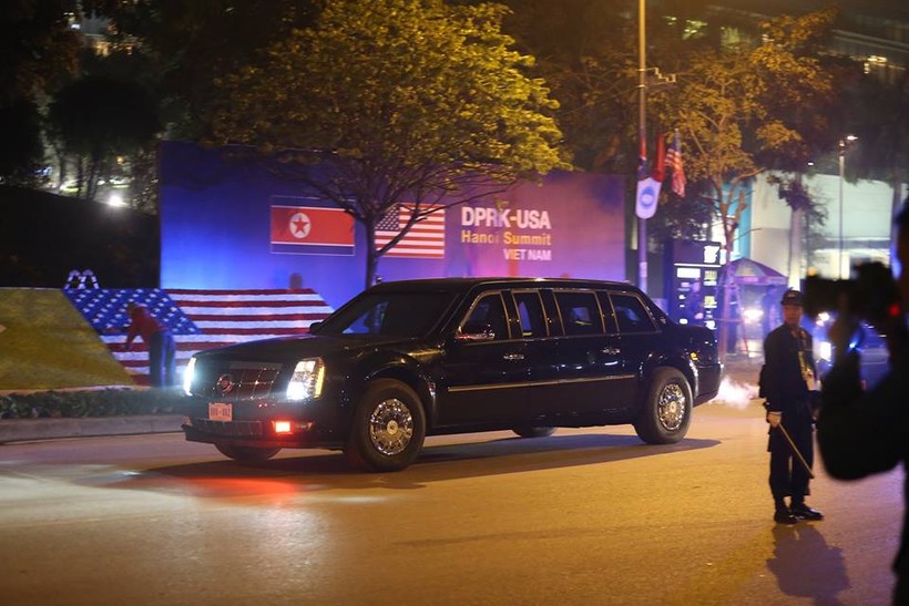 “Quái thú” rời khách sạn lên sân bay Nội Bài đón Tổng thống Donald Trump