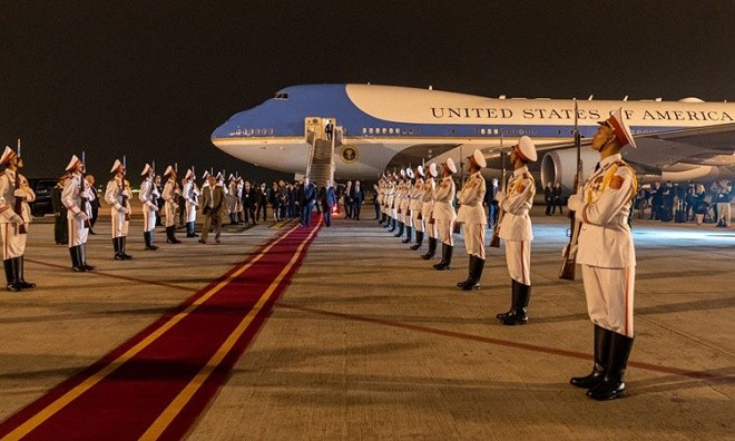 Nghi lễ chào đón Tổng thống Mỹ Donald Trump tại sân bay Nội Bài tối 26/2. Ảnh: Nhà Trắng.
