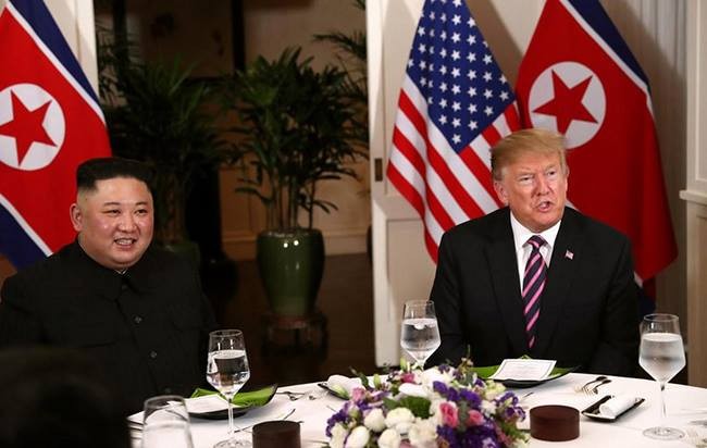 Hai nhà lãnh đạo Mỹ, Triều Tiên tươi cười ngồi cạnh nhau dự tiệc tối