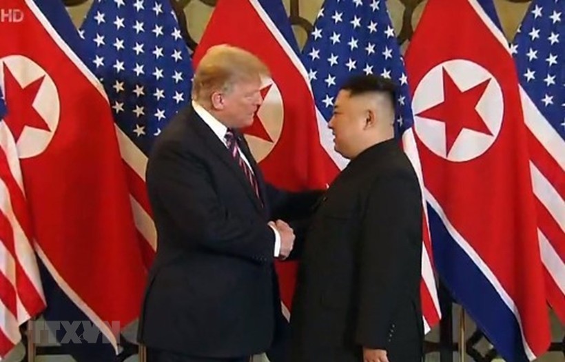 Cái bắt tay "lịch sử" giữa Tổng thống Hoa Kỳ Donald Trump và Chủ tịch Triều Tiên Kim Jong Un. Ảnh: VGP.