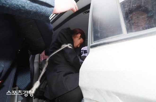 Bê bối tình dục rúng động showbiz Hàn: Hình ảnh Jung Joon Young bị trói tay, đưa tới đồn cảnh sát 