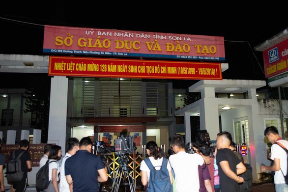 Các phóng viên chờ phỏng vấn lãnh đạo Bộ GD-ĐT trước cổng Sở GD-ĐT Sơn La liên quan đến vụ gian lận thi cử ở tỉnh này - Ảnh: VŨ TUẤN.