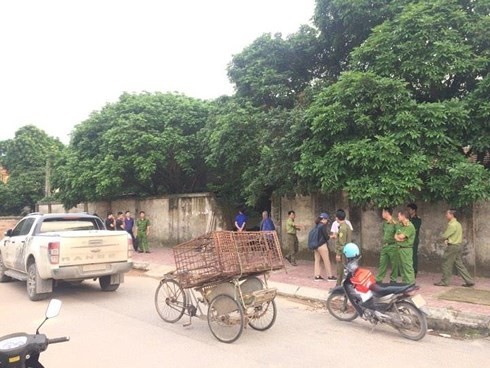 Lực lượng chức năng vây bắt đàn chó tại nhà bà An.