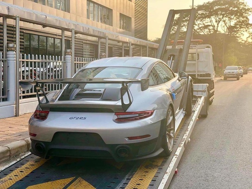 Cuối tuần trước, siêu xe Porsche 911 GT2 RS có giá bán chính hãng hơn 20 tỷ đồng vừa được rước về garage của ông Đặng Lê Nguyên Vũ. Đây là siêu xe đầu tiên của "vua cà phê" tậu về sau vụ ly hôn ""nghìn tỷ"" với bà Lê Hoàng Diệp Thảo. Ảnh: OFFB.