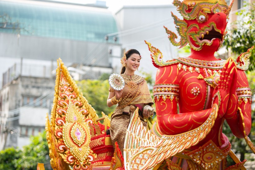 Cận cảnh nhan sắc cực phẩm của "nữ thần Thungsa" trong lễ Songkran 2019