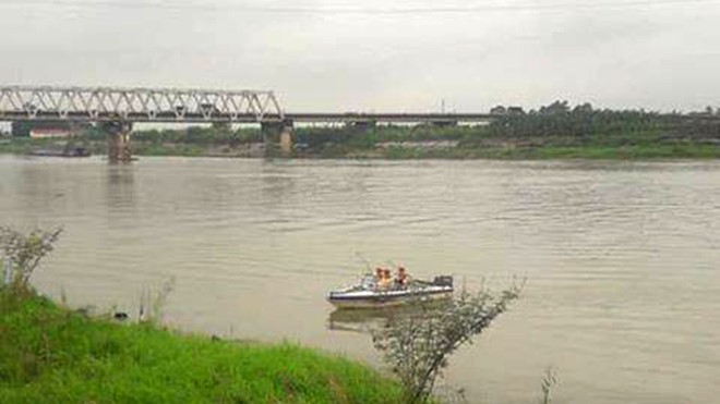 Lực lượng chức năng tổ chức tìm kiếm nạn nhân dưới lòng sông Đuống. ẢNH CTV.