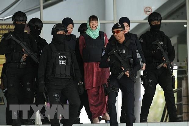 Cảnh sát áp giải Đoàn Thị Hương (giữa) rời Tòa thượng thẩm Shah Alam ở ngoại ô Kuala Lumpur, Malaysia sau phiên xét xử, ngày 1/4/2019. (Ảnh: AFP/TTXVN).