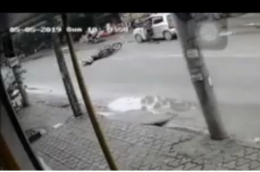 Video: Mở cửa xe thiếu quan sát, tài xế KIA gây tai nạn kinh hoàng