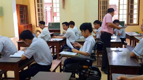 Nghị lực phi thường của nam sinh đến trường thi trên xe lăn ở Thừa Thiên Huế