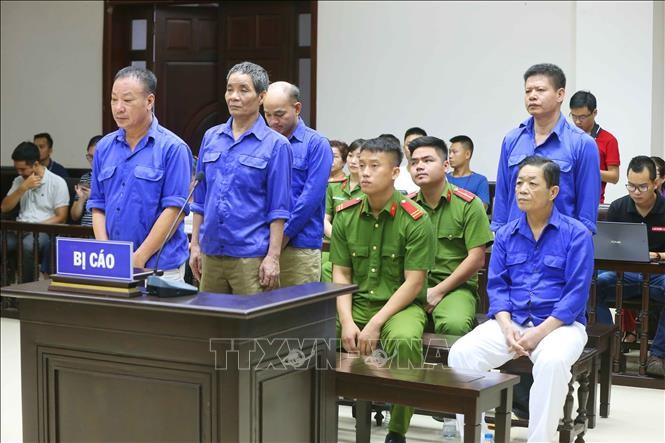 Bị cáo Nguyễn Kim Hưng (tức Hưng “kính”) cùng các đồng phạm nghe tòa tuyên án. Ảnh: Doãn Tấn/TTXVN.